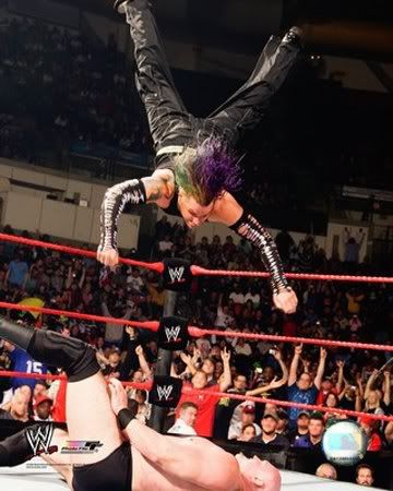 hadi bende koyayım =) Jeff_hardy_swanton_bomb