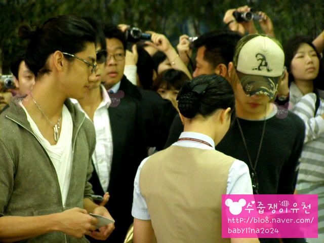 [Pic] Some YunJae Moment@Airport 001