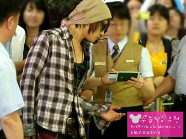 [Pic] Some YunJae Moment@Airport 2-1-2