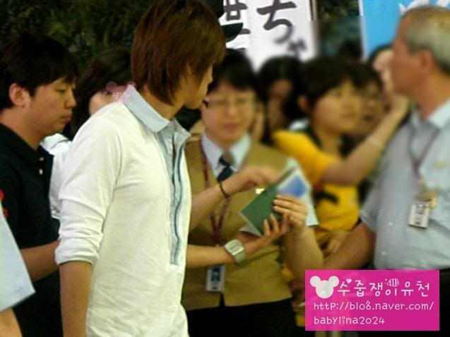 [Pic] Some YunJae Moment@Airport 9