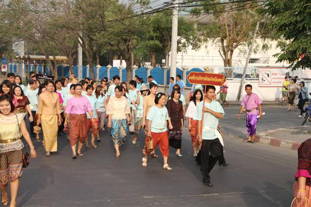 พิธีวางพานพุ่มถวายราชสักการะ อนุสาวรีย์สมเด็จพระนารายณ์มหาราช ปี54 IMG_4082Small