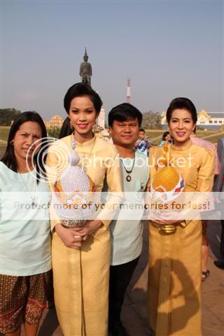 พิธีวางพานพุ่มถวายราชสักการะ อนุสาวรีย์สมเด็จพระนารายณ์มหาราช ปี54 IMG_4151Small