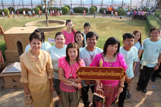 พิธีวางพานพุ่มถวายราชสักการะ อนุสาวรีย์สมเด็จพระนารายณ์มหาราช ปี54 IMG_4184Small