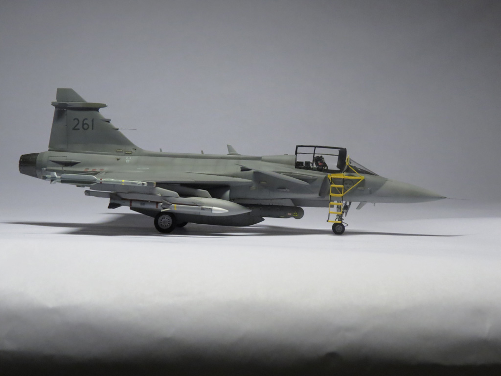 SAAB JAS 39C Gripen, 1/48 Kitty Hawk 39-F60_zpshyzxgilu