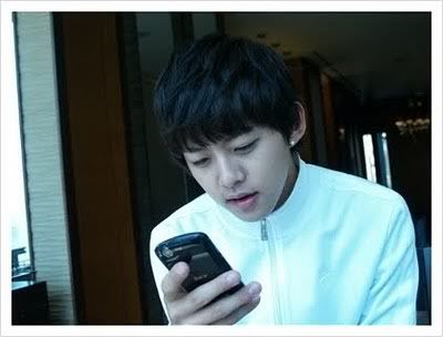 Ukiss with their mobile! DongHo