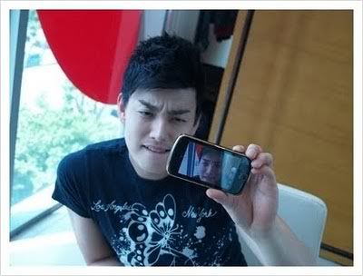 Ukiss with their mobile! Eli