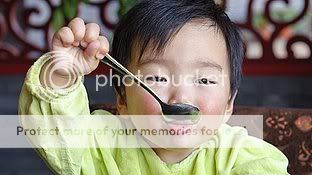 வறுத்த உணவுகளை கொடுக்காதீங்க!  Demographics_china_kid_eating_ah_25349