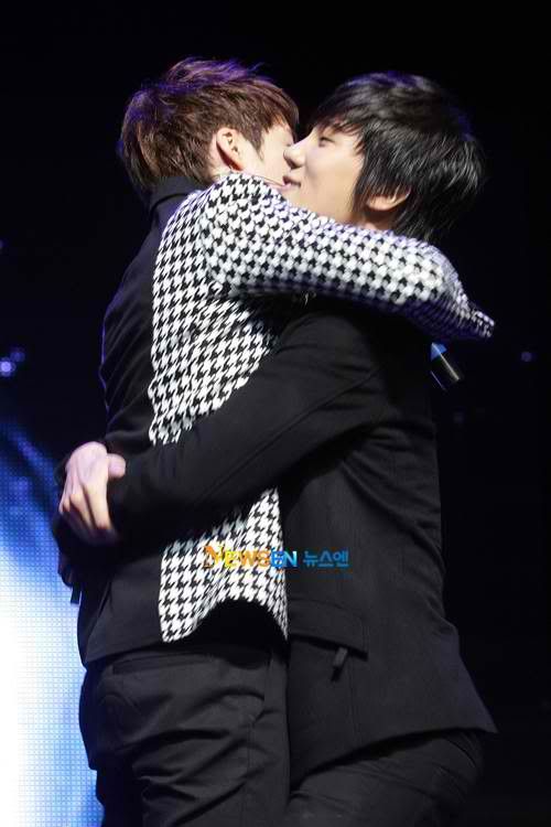 [05.03.2011] [News] Jung Min nhấc bổng Hyung Jun lên và nói "Hyung Jun của chúng ta đã gầy đi nhiều rồi đấy!" Maknaesolofm