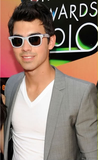 Jonas Brothers Resimleri - Sayfa 3 Joe-jonas-demi-lovato-kcas-04-1