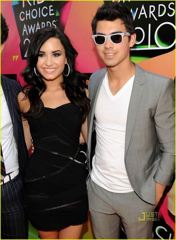 Jonas Brothers Resimleri - Sayfa 3 Joe-jonas-demi-lovato-kcas-04