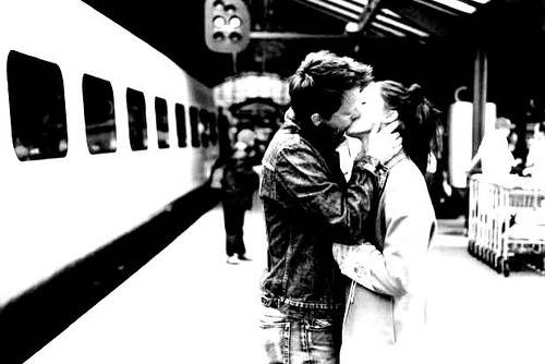 TOUT DOIT TRES VITE DISPARAITRE - Page 14 Black-and-white-couple-kiss-love-train-station-Favimcom-72422