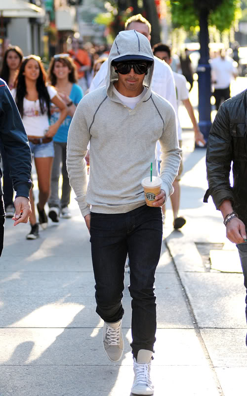 Joe evita los flashes en Toronto Joe-jonas-959-7