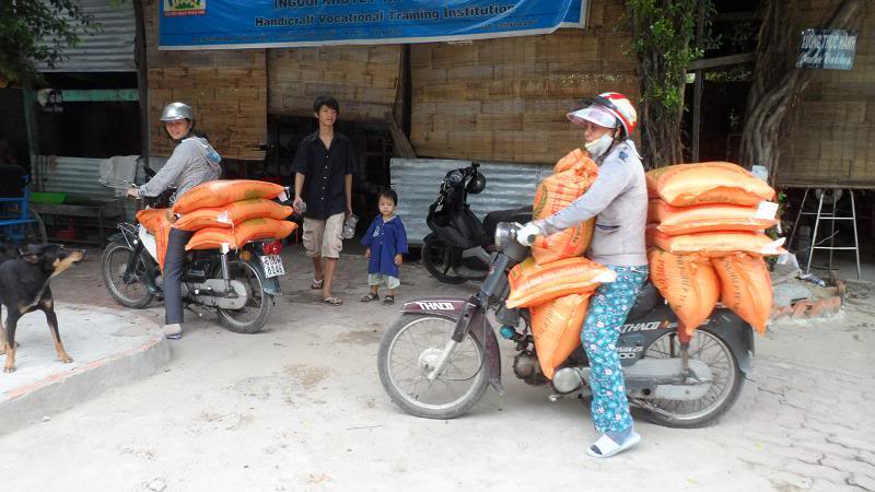 Member Saigon mặc đồng phục VNB và chuyến từ thiện giúp Á hậu Yen Ban! (Đã update ảnh trang 1&2 và clip trang 5) SAM_1559
