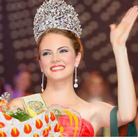 2005 | MISS EARTH | ALEXANDRA BRAUN 30084492_hoahautraidat2005w