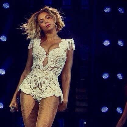 Beyoncé > "The Mrs. Carter Show" World Tour [V] $189 MILLION. BIGGEST FEMALE TOUR OF THE YEAR! - Página 10 BYuG44WIIAAmuSljpg-large_zpse906b228