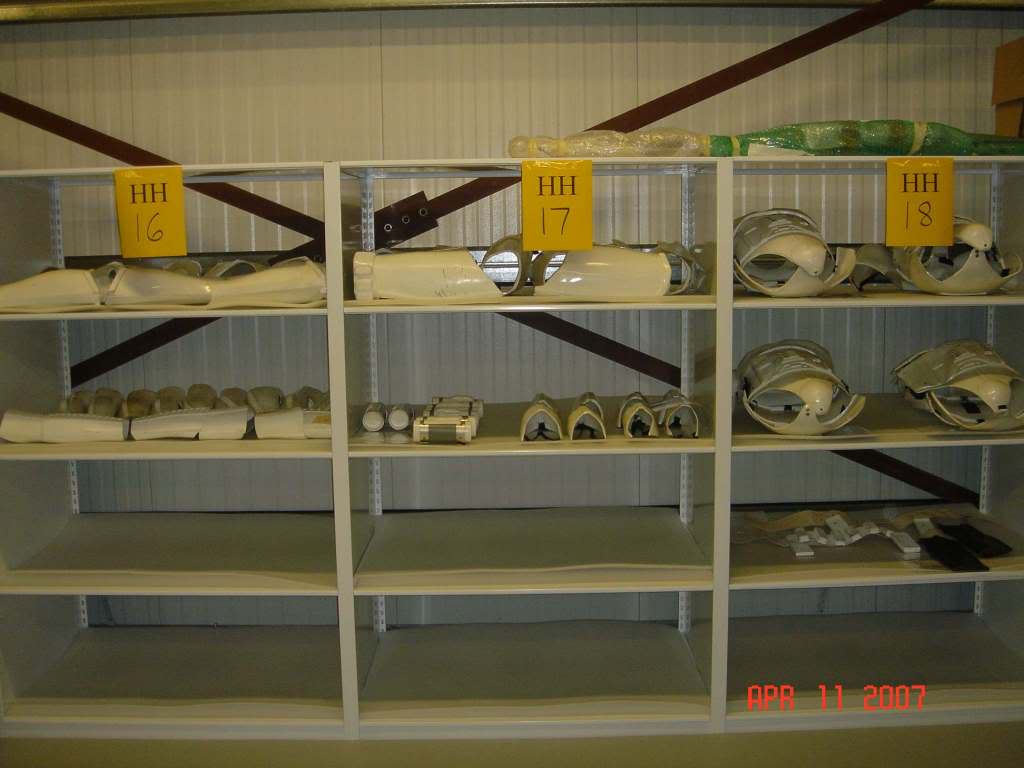 Fotos de armor ORIGINALES Anh Stunt Armor_Shelf_01