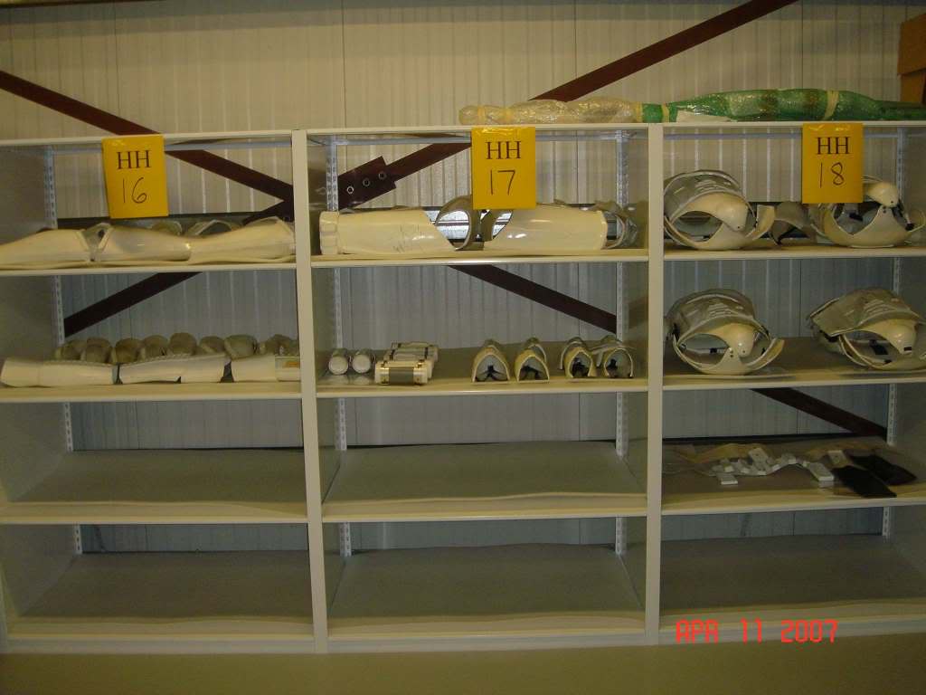 Fotos de armor ORIGINALES Anh Stunt Armor_Shelf_02