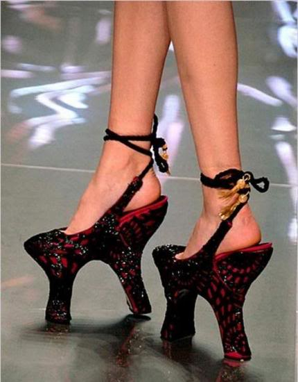 جنون الصرعات في دور الأزياء وهذه الأحذية الغريبة .. !! Weird-and-funny-shoes21