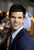 Avant première New Moon L.A. 16/11/2009 Th_gallery_main-taylor-lautner-new--1