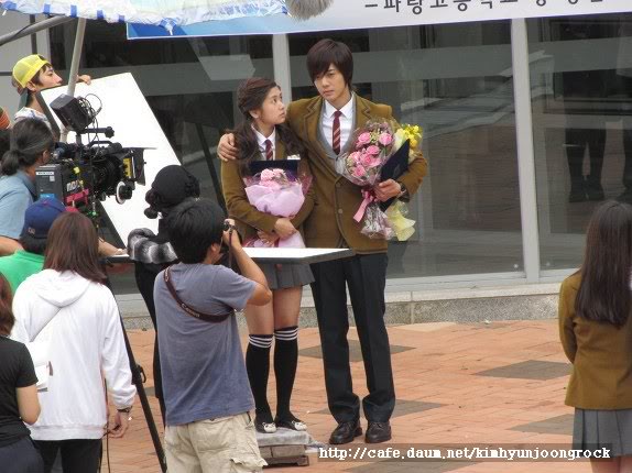 Algunas Fotos de Hyun Joong y So Min en el set de "Playful Kiss" 2-2