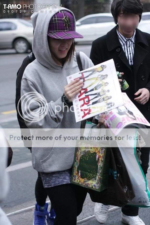 T-ara on airport for their fansing 54581269048397