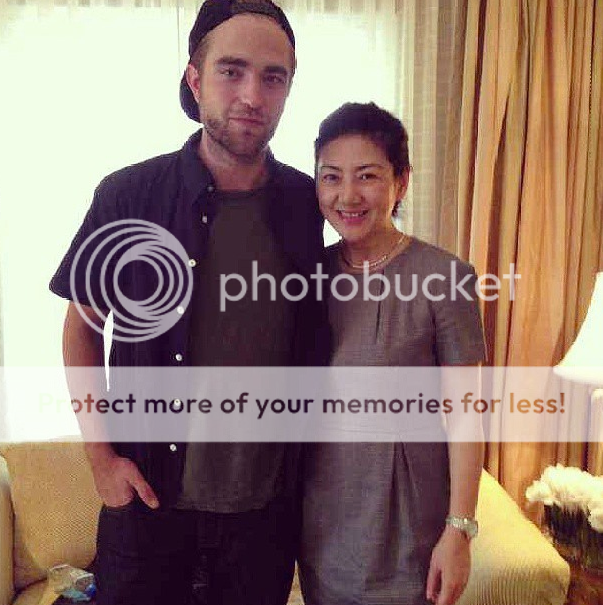 15 Junio - Foto Fan de Rob durante el 3º día de prensa por el lanzamiento de Dior Homme!!! (13 de Junio) ScreenShot2013-06-13at95058PM