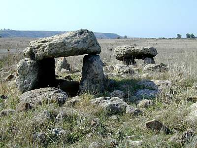 العمارة ما قبل التاريخ .... الكهوف "عمارة" Dolmen_near_Gamla2_tb111700