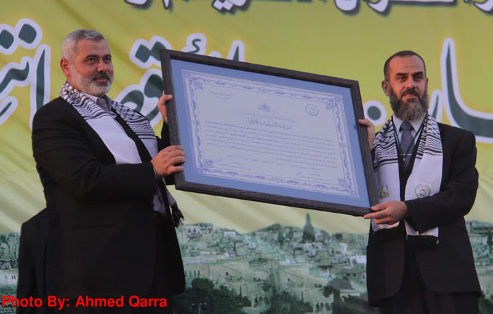 غزة المحاصرة تخرج عشرة آلاف حافظ لكتاب الله " Qr17