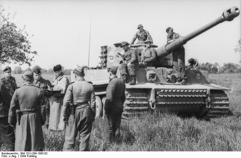 Tiger I Late Schwere SS Panzer Abt.102 (Will Fey) Normandia  Bundesarchiv_Bild_101I-299-1805-022C_Nordfrankreich2C_Soldaten_vor_Panzer_VI_28Tiger_I29