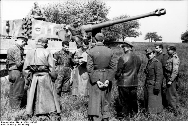 Tiger I Late Schwere SS Panzer Abt.102 (Will Fey) Normandia  Bundesarchiv_Bild_101I-299-1805-032C_Nordfrankreich2C_Soldaten_vor_Panzer_VI_28Tiger_I29