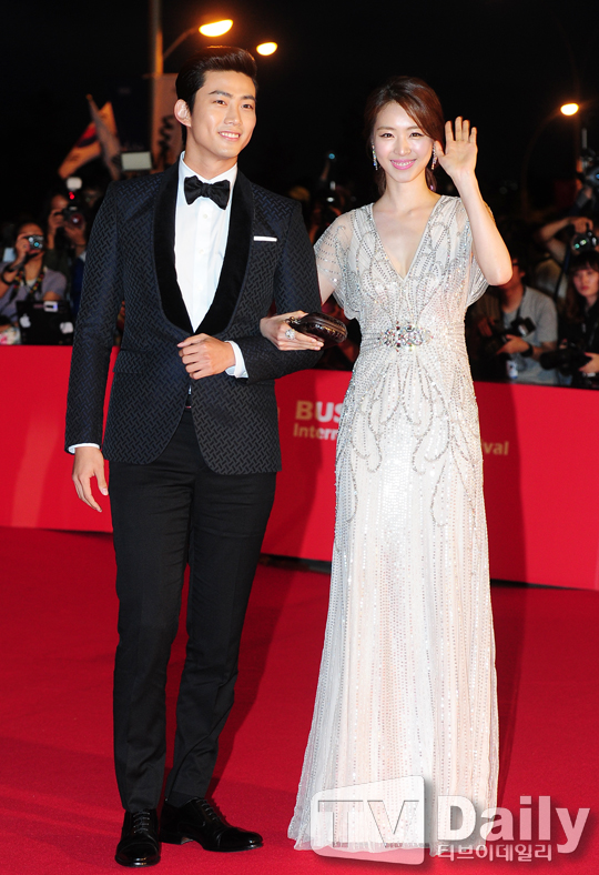 [صور+فيديو] Taecyeon مع الممثلة Lee Yeon hee على البساط الاحمر لحفل افتتاح مهرجان 18th Busan International Film ..!! 1380794512_582115_zps4da8d2fa