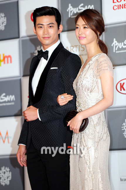 [صور+فيديو] Taecyeon مع الممثلة Lee Yeon hee على البساط الاحمر لحفل افتتاح مهرجان 18th Busan International Film ..!! 201310031849371124_1_zpsba9852cc