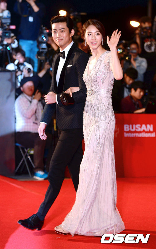 [صور+فيديو] Taecyeon مع الممثلة Lee Yeon hee على البساط الاحمر لحفل افتتاح مهرجان 18th Busan International Film ..!! 201310031850779933_524d3e215ed6c_zps50687535