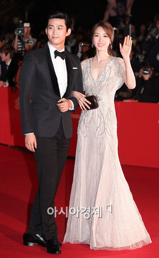 [صور+فيديو] Taecyeon مع الممثلة Lee Yeon hee على البساط الاحمر لحفل افتتاح مهرجان 18th Busan International Film ..!! 201310031932060099852A_1_zps20fbff50