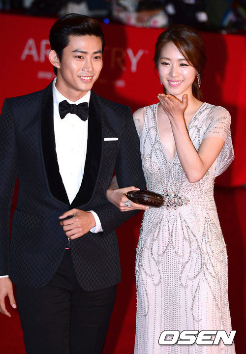 [صور+فيديو] Taecyeon مع الممثلة Lee Yeon hee على البساط الاحمر لحفل افتتاح مهرجان 18th Busan International Film ..!! 201310031945775302_524d4b0f9a962_zps7051ef6a