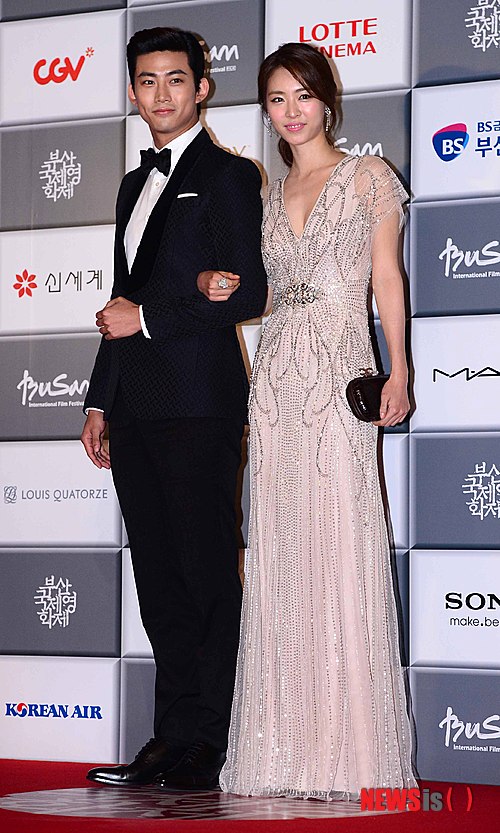 [صور+فيديو] Taecyeon مع الممثلة Lee Yeon hee على البساط الاحمر لحفل افتتاح مهرجان 18th Busan International Film ..!! NISI20131003_0008761099_web_zps3ca0cf29