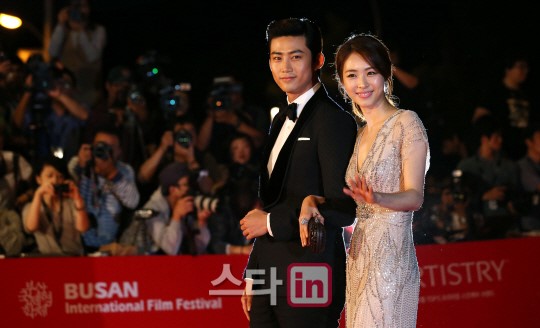 [صور+فيديو] Taecyeon مع الممثلة Lee Yeon hee على البساط الاحمر لحفل افتتاح مهرجان 18th Busan International Film ..!! PS13100300208_59_20131003200201_zpsfd6f210c