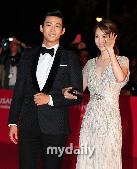 [صور+فيديو] Taecyeon مع الممثلة Lee Yeon hee على البساط الاحمر لحفل افتتاح مهرجان 18th Busan International Film ..!! P_201310032042121122_1_zps2216b47d