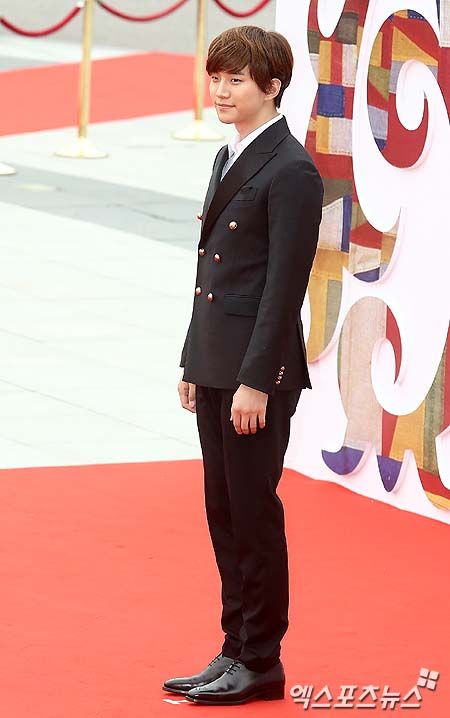 [صور+فيديو]Junho على السجادة الحمراء لحفل 2013 Seoul International Drama Awards ..!! 1378369733243_zps97ed47f7