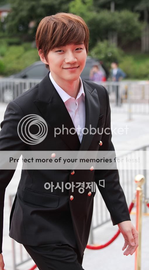 [صور+فيديو]Junho على السجادة الحمراء لحفل 2013 Seoul International Drama Awards ..!! 2013090517233033625_1_zps98b8a954