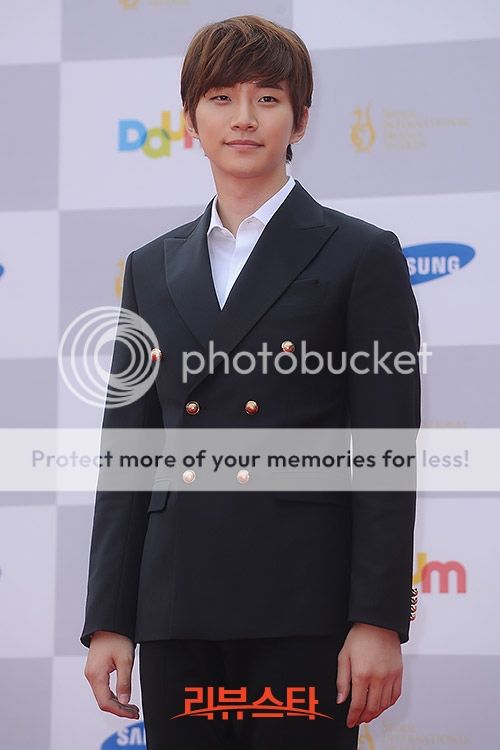 [صور+فيديو]Junho على السجادة الحمراء لحفل 2013 Seoul International Drama Awards ..!! 2013090517235883_1_rstarjun_zps709926c5