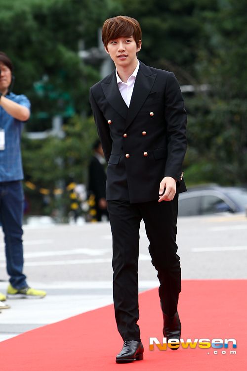 [صور+فيديو]Junho على السجادة الحمراء لحفل 2013 Seoul International Drama Awards ..!! 201309051732542810_1_zps27582aff