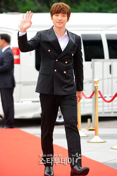 [صور+فيديو]Junho على السجادة الحمراء لحفل 2013 Seoul International Drama Awards ..!! Image_readtop_2013_811959_13783672261035108_zpsa9b24122