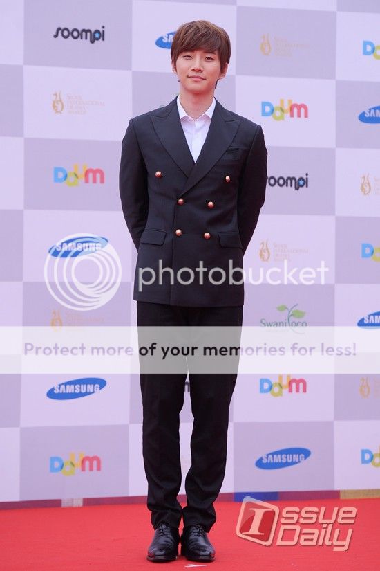 [صور+فيديو]Junho على السجادة الحمراء لحفل 2013 Seoul International Drama Awards ..!! Thumb_2td71201309051654482765_zpsad87507c