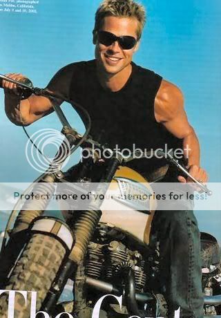 allez les filles - Page 4 Brad_pitt_23moto