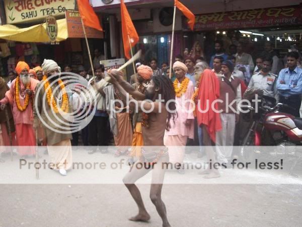 sendal gusi....ekekkeek... - Page 4 968622-A-Naga-Sadhu-arriving-in-Var