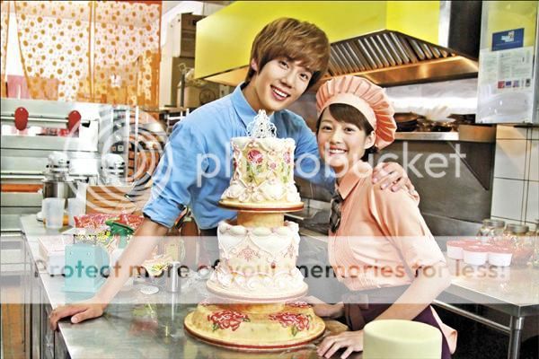 [2012.02.04] Park Jung Min casi arruina una tarta de 60.000 dolares 420463_339151429450588_230062850359447_1115265_1893883107_n