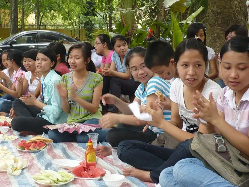 liên - Liên hoan cuối năm đây.....vui quá.... P2 Kt77