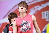 100612 Jonghyun @ Concierto Caminata de Caridad [Parte II] Th_19781F1C4C13466261FE2B