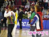 100112 SHINee @ Juego LG Saker vs KT&G Th_2pyut6h